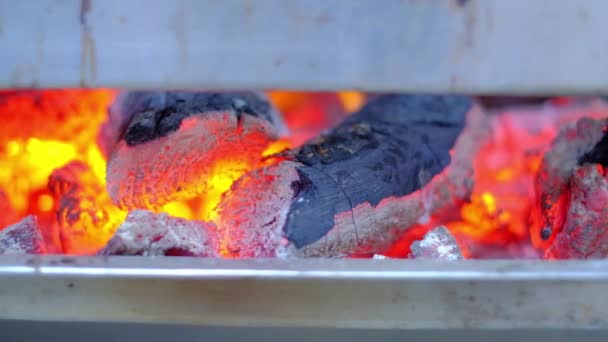 Tiro Perto Fogão Grelha Tradicional Como Carvão Vegetal Queimado Com — Vídeo de Stock