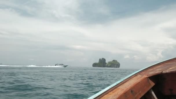 木製のボートからの眺めピピ島の青い海 美しい自然と空 観光客のスピードボートで輸送 海の風景の中のクルーズは白い水の飛沫を作る — ストック動画