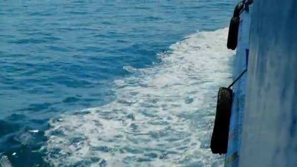 Vdo 여름휴가 관광객을 바다로 나르기 빠르게 움직이는 배들이 만들어 야외에서 — 비디오