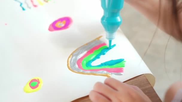 Close Desenho Mão Uma Criança Por Tinta Glitter Várias Cores — Vídeo de Stock