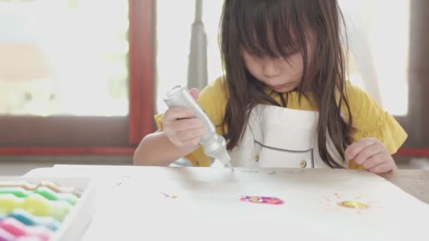 Sarı Tişörtlü Önlüklü Şirin Asyalı Kız Evde Beyaz Kağıda Çok — Stok video