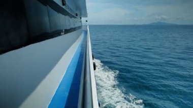 Turistleri uzun tatil günlerinde denize taşımak için hızlı hareket eden gemilerin yarattığı beyaz kabarcıklar ve su sıçrama dalgaları. Açık hava manzaralı gezilere rahatça çıkıyorum..