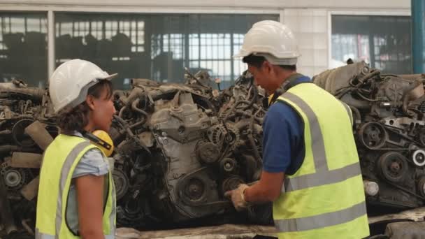 Ásia Masculino Feminino Trabalhadores Uniformes Capacetes Empregado Estoque Verificação Carro — Vídeo de Stock