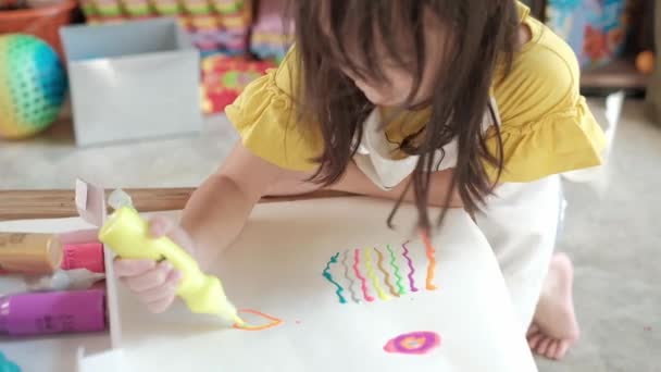 Азиатская Девушка Желтой Рубашке Фартуке Рисует Сердца Форме Многоцветной Блестящей — стоковое видео