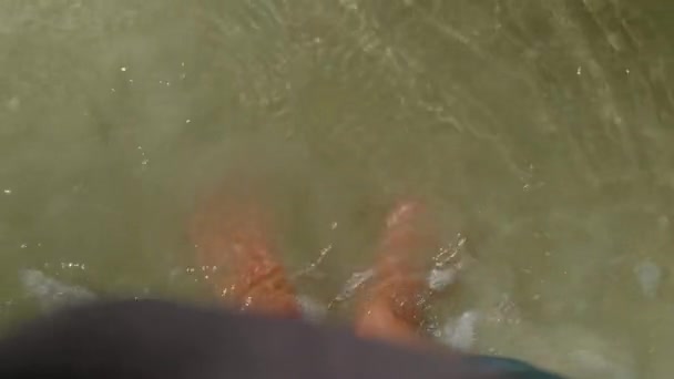 Ein Mann Jeans Läuft Barfuß Nassen Schlamm Während Das Wasser — Stockvideo