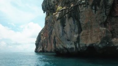 Tayland, Koh Phi Phi 'den tekneyle yolculuk. Zümrüt Andaman Denizi 'nin güzel manzarasını gezen yeşil dağlar yaz tatilindeki tropik cennet yerleri gibi görünür..