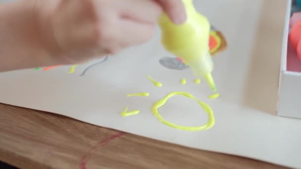 Gros Plan Dessin Main Enfant Par Peinture Paillettes Dans Plusieurs — Video