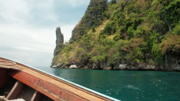 由泰国Koh Phi Phi乘船旅行 在翡翠色的安达曼海 绿山在美丽的景色下尽收眼底 宛如夏日热带天堂般的目的地 — 图库视频影像