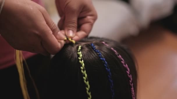 Чорна Азіатська Дівчина Має Довге Волосся Плетена Багатокольорових Нитках Жіночим — стокове відео