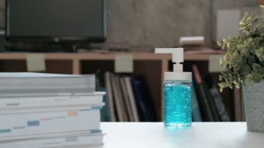 Ön görüş ve yakın çekim: Ofiste çalışırken Coronavirus (Covid 19) gibi hastalık ve bakterileri önlemek için günlük alkol jeli, sağlık hijyeni için el dezenfektanı.