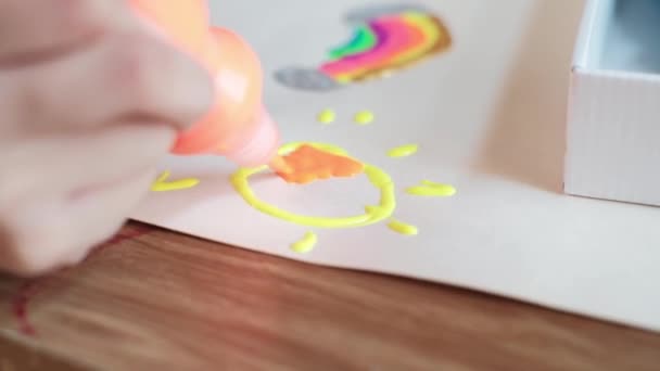 Gros Plan Dessin Main Enfant Par Peinture Paillettes Dans Plusieurs — Video