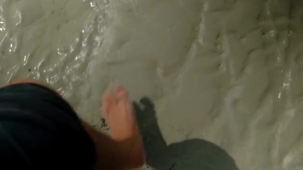 Kotlu Bir Adam Çıplak Ayakla Islak Çamurda Yürüyor Yazın Dingin — Stok video