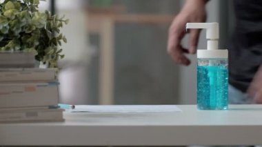 Bakteri, koronavirüs (covid-19) ve sağlıklı sağlık gibi hastalık enfeksiyonlarını önlemek için ofis çalışmalarından önce beyaz kağıda el temizliği yaparken kayıt yaptırır, yazar ve imza atar..