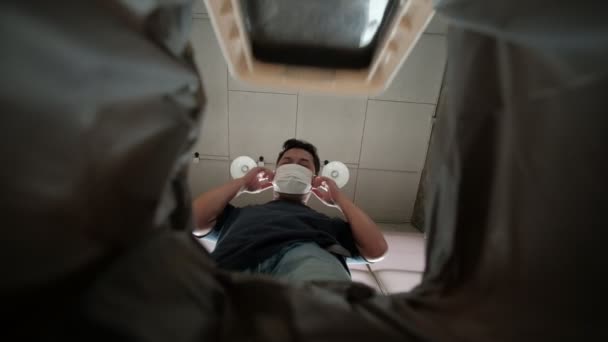 Düşük Açı Adam Kullanılmış Maskesini Çöp Kutusuna Atıyor Koronavirüsün Covid — Stok video