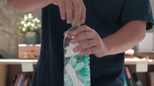 Передний Крупный План Человек Выбрасывает Использованную Маску Прозрачной Бутылке Офисе — стоковое видео