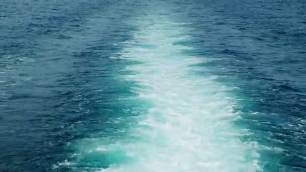 Feribotun Kıç Tarafında Beyaz Kabarcıklar Dalgalar Vardı Tatil Mavi Gökyüzünde — Stok video
