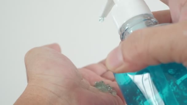 白底特写镜头 男人用酒精凝胶或肥皂清洁手部和手指 以确保安全 防止细菌 考拉韦 Covid 疾病感染 以及健康的卫生 — 图库视频影像