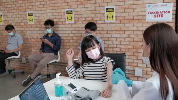 Asiatische Ärztin Injiziert Einem Patientinnenmädchen Die Impfung Gegen Das Coronavirus — Stockvideo