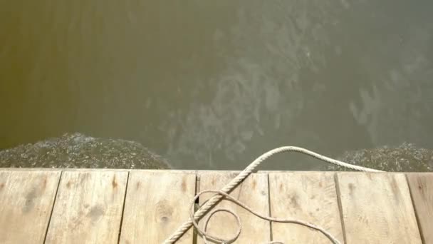 Sakin Çalkantılı Sarı Bir Nehirde Ilerleyen Eski Ahşap Döşeme Tahtalarını — Stok video