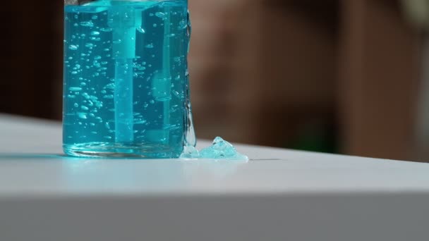 Nahaufnahme Alkoholflasche Gepresst Klarer Und Transparenter Blauer Geltropfen Auf Dem — Stockvideo