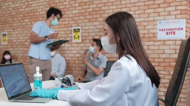 Медсестра Проверяет Вакцинированную Очередь Людей Защищает Коронавирус Covid Проведения Кампании — стоковое видео