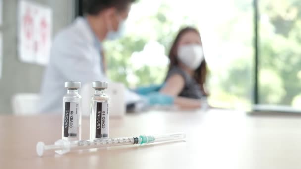为亚洲妇女接种口罩的男医生 在医院诊所保护头孢病毒 Covid 注射是一种疾病的治疗 用健康的药物预防疾病的感染 — 图库视频影像