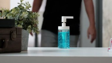 Ön görüş ve yakın çekim: Ofiste çalışırken Coronavirus (Covid 19) gibi hastalık ve bakterileri önlemek için günlük alkol jeli, sağlık hijyeni için el dezenfektanı.
