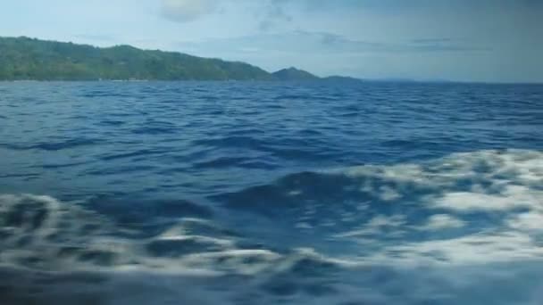 島の休日の旅行のために前進していたので ビューはフェリー船の客室の窓を通して見ました 青い空 そして水しぶきなど 海の風景をご覧ください — ストック動画