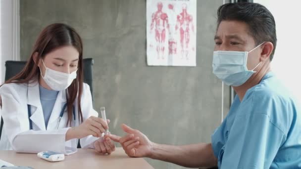 女医生在医院诊所用胰岛素计数器对一名亚洲男性病人的血液进行糖尿病和健康测试 用于葡萄糖控制和医疗的实验室分析 — 图库视频影像