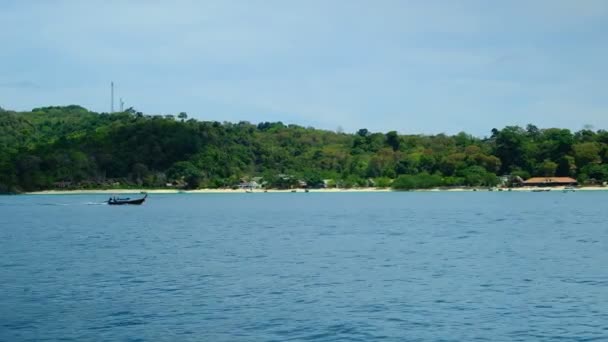 休暇中にアジアの島の一つに向かう観光輸送船からのパノラマビューは 緑の山々を渡って美しい風景を提供しています 海と青い空と白い雲をもたらす — ストック動画