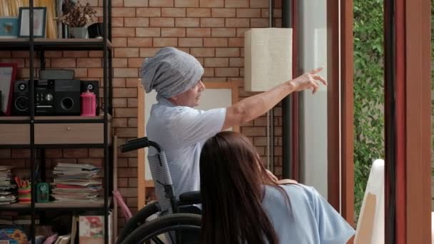 Tekerlekli Sandalyedeki Yaşlı Kanser Hastaları Özel Evde Rehabilitasyon Görüyorlar Asyalı — Stok video