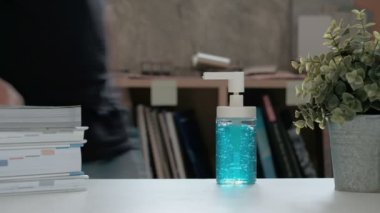 Ön görüş ve yakın çekim: Ofiste çalışırken Coronavirus (Covid 19) gibi hastalık ve bakterileri önlemek için günlük alkol jeli, sağlık hijyeni için el dezenfektanı.