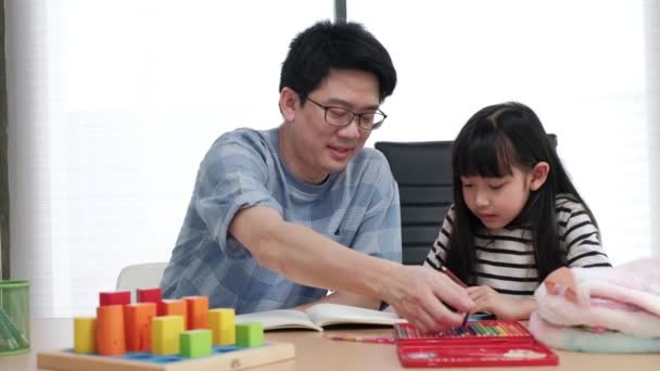 Ein Asiatischer Vater Ein Mann Kindergarten Bringt Seinen Töchtern Vorschulalter — Stockvideo