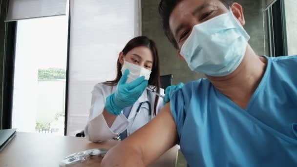Asyalı Erkek Hasta Bir Hastane Kliniğinde Koronavirüsü Covid Aşıladığı Sırada — Stok video