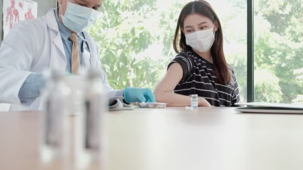Männlicher Arzt Mit Gesichtsmaske Impft Asiatische Frau Schützt Coronavirus Covid — Stockvideo