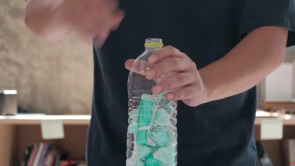 Передний Крупный План Человек Выбрасывает Использованную Маску Прозрачной Бутылке Офисе — стоковое видео