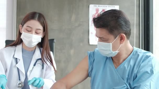 Medico Femminile Con Maschera Facciale Che Vaccina Paziente Sesso Maschile — Video Stock