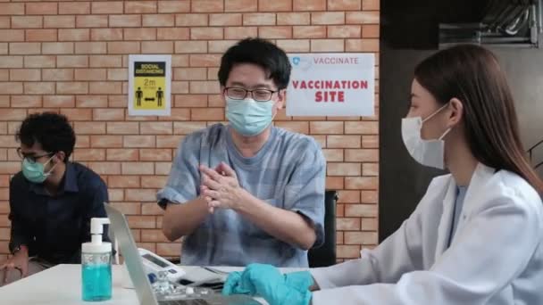 Sozialdistanzierende Asiaten Menschen Tragen Gesichtsmasken Schlange Für Vorbeugende Impfungen Gegen — Stockvideo