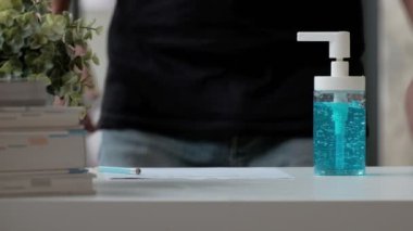 Bakteri, koronavirüs (covid-19) ve sağlıklı sağlık gibi hastalık enfeksiyonlarını önlemek için ofis çalışmalarından önce beyaz kağıda el temizliği yaparken kayıt yaptırır, yazar ve imza atar..