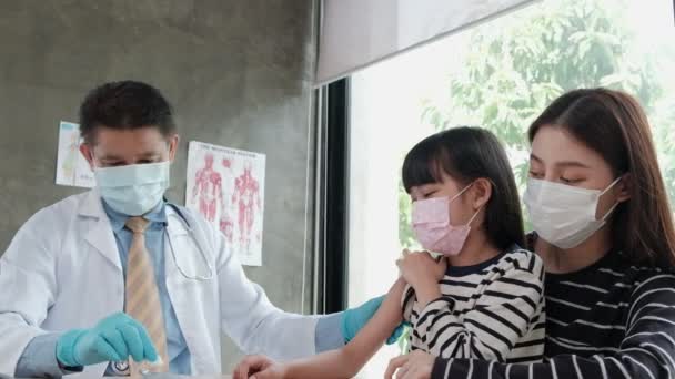 Врач Мужчина Маске Прививает Азиатку Предотвращения Коронавируса Covid Педиатрической Клинике — стоковое видео