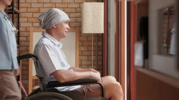 Les Personnes Âgées Atteintes Cancer Fauteuil Roulant Reçoivent Traitement Réadaptation — Video