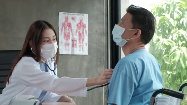 Eine Asiatische Ärztin Mit Gesichtsmaske Überprüft Einer Klinik Den Gesundheitszustand — Stockvideo