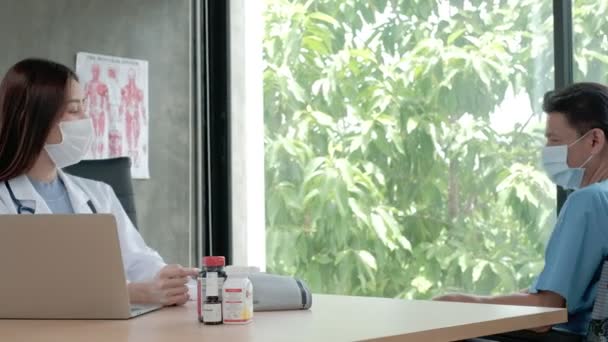 在医院诊所 一名坐轮椅的资深残疾男子戴着预防口罩 为亚洲女医生提供有关医疗护理 医疗及康复事宜的咨询 特写镜头 — 图库视频影像