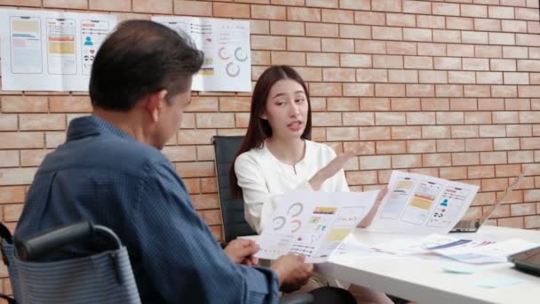 Молодая Женщина Менеджер Бизнес Офиса Дает Возможность Сотруднице Коллеге Инвалидности — стоковое видео