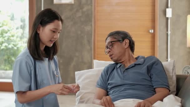 Ärztin Überprüft Den Gesundheitszustand Asiatischer Älterer Männlicher Patienten Hause Als — Stockvideo