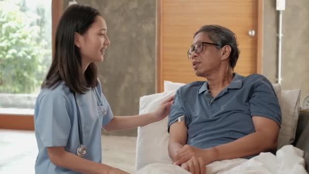 Médecin Féminin Vérifiant Santé Patient Asiatique Âgé Sexe Masculin Maison — Video