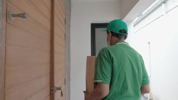 Zielony Mundur Dostawca Maską Twarzy Dać Paczkę Domu Azjatki Zakupy — Wideo stockowe