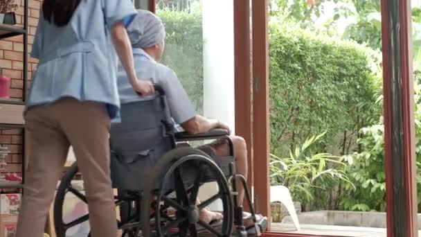 Pasien Kanker Lanjut Usia Kursi Roda Menerima Perawatan Rehabilitasi Rumah — Stok Video