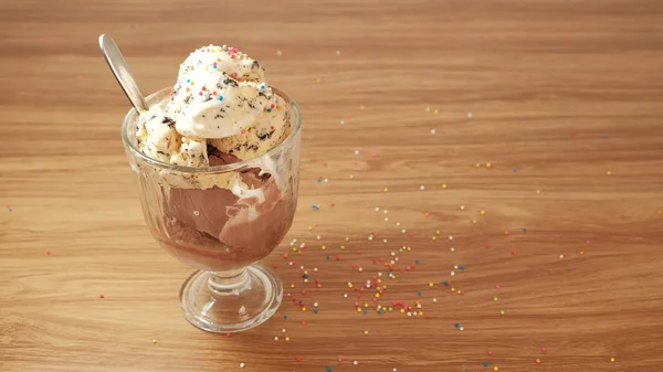 Detailní Záběr Čokoládové Zmrzliny Barevnými Polevy Čirých Skleněných Pohárcích Lžičkách — Stock fotografie
