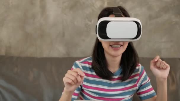 Ασιάτισσα Γυναίκα Γυαλιά Ακουστικά Βλέποντας Παιχνίδια Προσομοίωσης Εικονικής Πραγματικότητας Διαδραστικό — Αρχείο Βίντεο